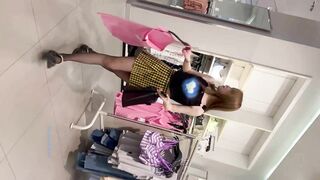 大神一路跟踪抄底极品黑丝小姐姐 里面没有穿内裤怼着她的屁股拍