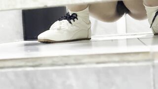 大神潜入办公楼女厕全景偷拍3位美女同事 全是小黑鲍鱼