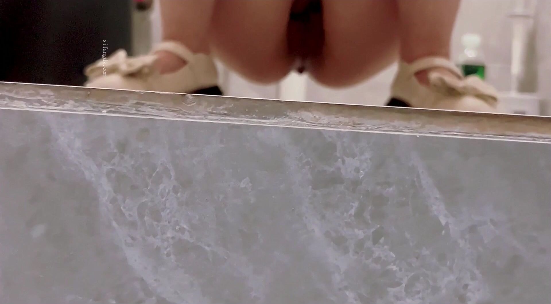 大神潜入办公楼女厕全景偷拍3位美女同事 全是小黑鲍鱼