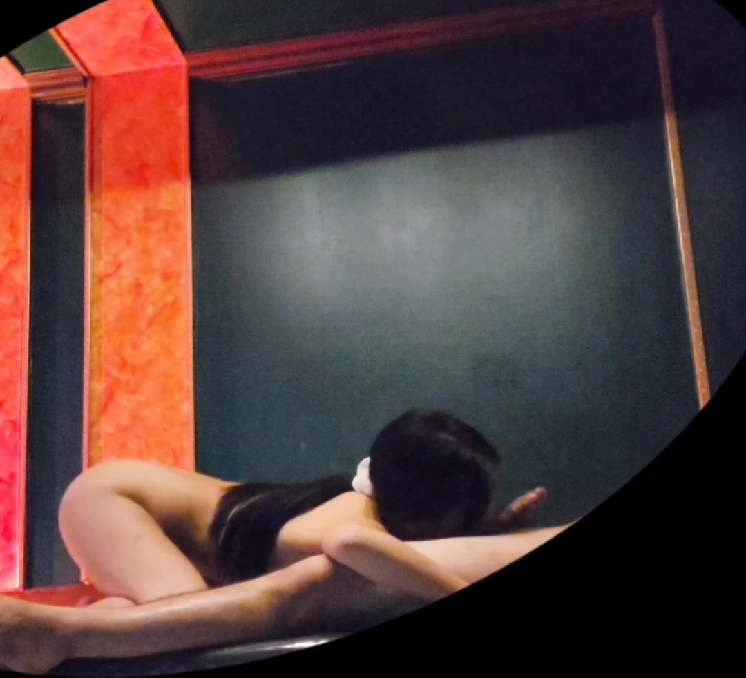 洗浴会所偷拍 隔壁房间模特身材美女技师给熟客提供特殊性爱服务2