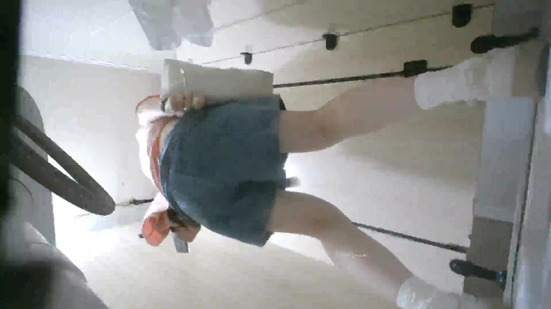 大神潜入高校女厕后拍几位大长腿学妹 人美B嫩