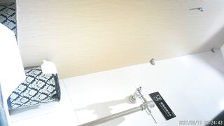 购物中心女厕全景偷拍5位高颜值美女 人美B嫩.2