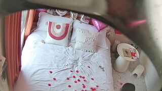 八月最新精品酒店偷拍 布置浪漫现场庆祝一周年庆祝结束 温柔良家型小姐姐被男友狠操两次6