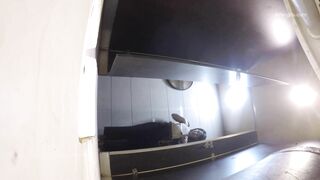 大神潜入酒吧女厕近距离偷拍多位长大长腿高跟御姐 人美B更美