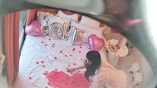 八月最新精品酒店偷拍 布置浪漫现场庆祝一周年庆祝结束 温柔良家型小姐姐被男友狠操两次16