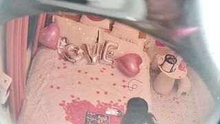 八月最新精品酒店偷拍 布置浪漫现场庆祝一周年庆祝结束 温柔良家型小姐姐被男友狠操两次17