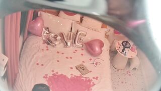 八月最新精品酒店偷拍 布置浪漫现场庆祝一周年庆祝结束 温柔良家型小姐姐被男友狠操两次17