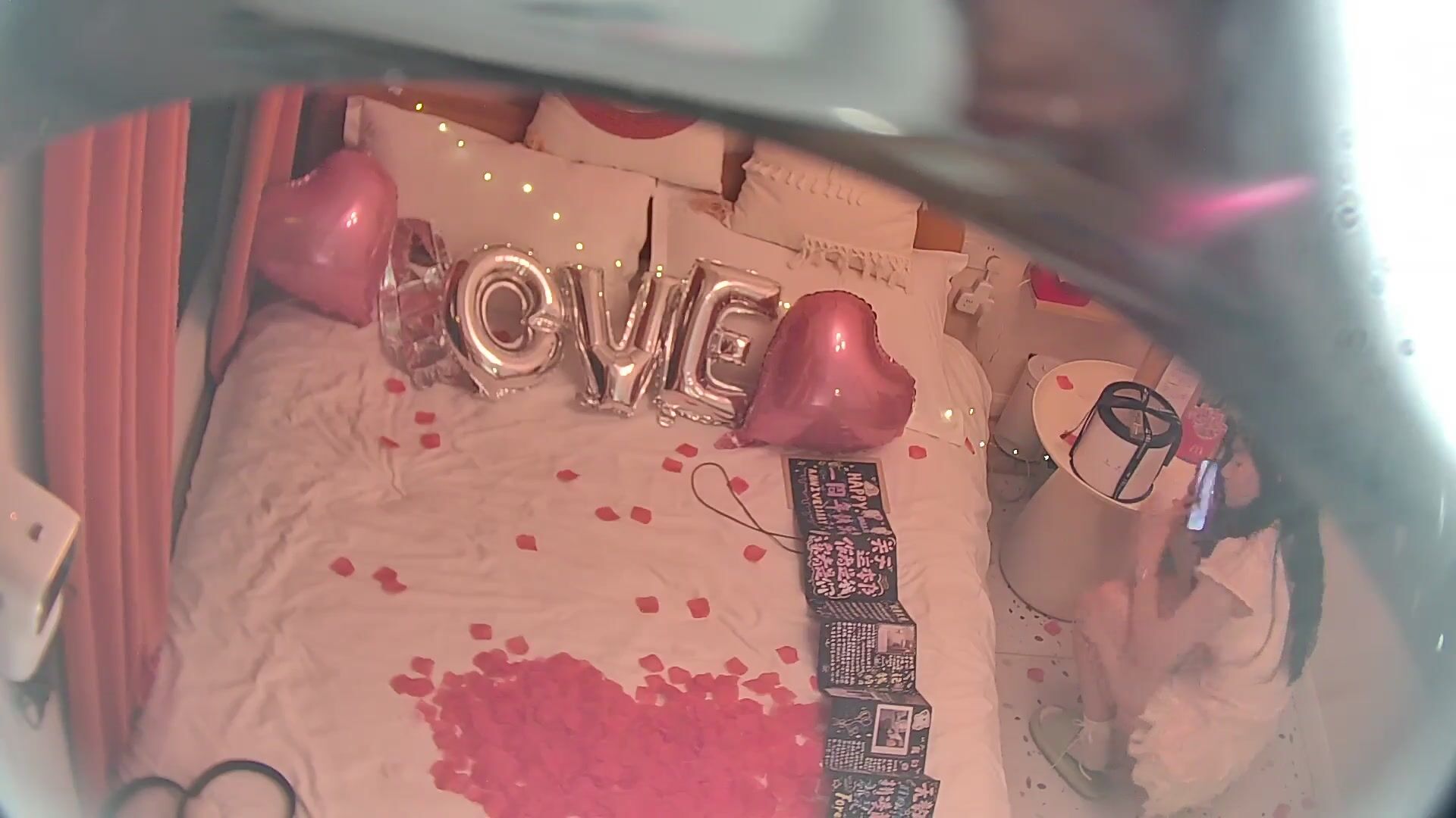 八月最新精品酒店偷拍 布置浪漫现场庆祝一周年庆祝结束 温柔良家型小姐姐被男友狠操两次17