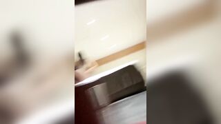 作死大神不知道怎么做到的，洞中真实偷拍浴室女更衣室内部春色