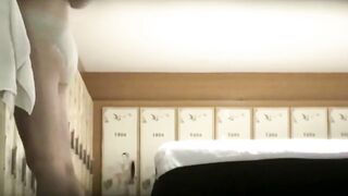 作死大神不知道怎么做到的，洞中真实偷拍浴室女更衣室内部春色