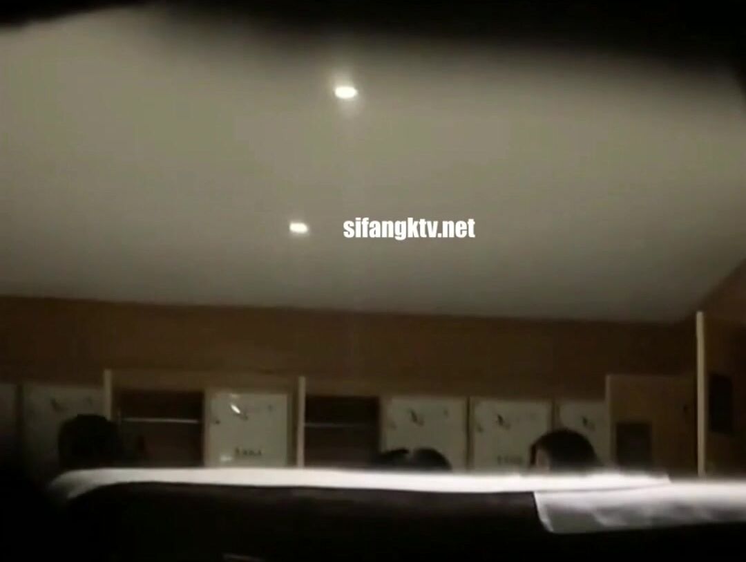 作死大神不知道怎么做到的，洞中真实偷拍浴室女更衣室内部春色