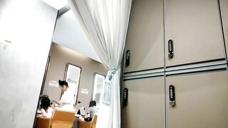 八月最新流出女偷拍客 潜入某高校附近温泉洗浴会所更衣室浴池偷拍几个好身材学妹更衣沐浴戏水