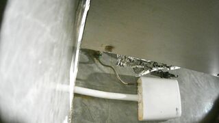 酒吧女厕全景偷拍 长裙小妹光油油的黑穴