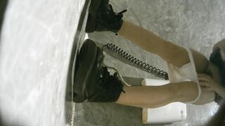 酒吧女厕全景偷拍 长裙小妹光油油的黑穴