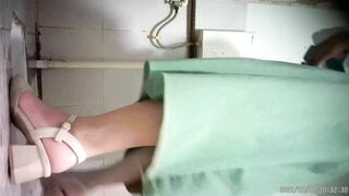 路边公厕固定摄像头全景偷拍24位美女嘘嘘 还有几位女神级的少妇