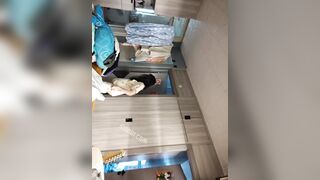 全网首发，七月最新私密小群内部分享。禽兽哥哥用玩具偷拍大一放暑假的妹妹日常换衣服，洗澡。强力推荐9