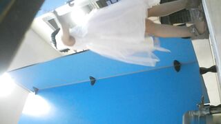 大神潜入商场女厕全景偷拍14位高颜值美女嘘嘘❤️人美B嫩9