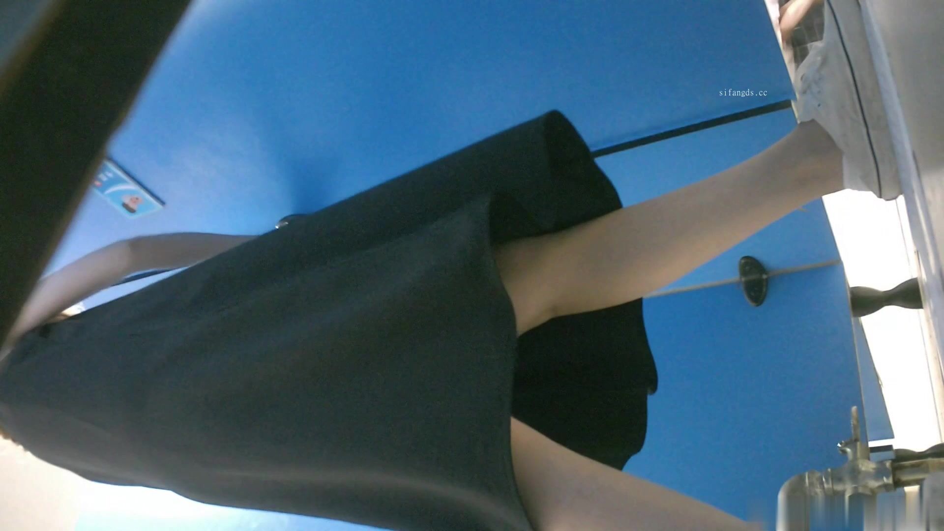 大神潜入商场女厕全景偷拍14位高颜值美女嘘嘘❤️人美B嫩9