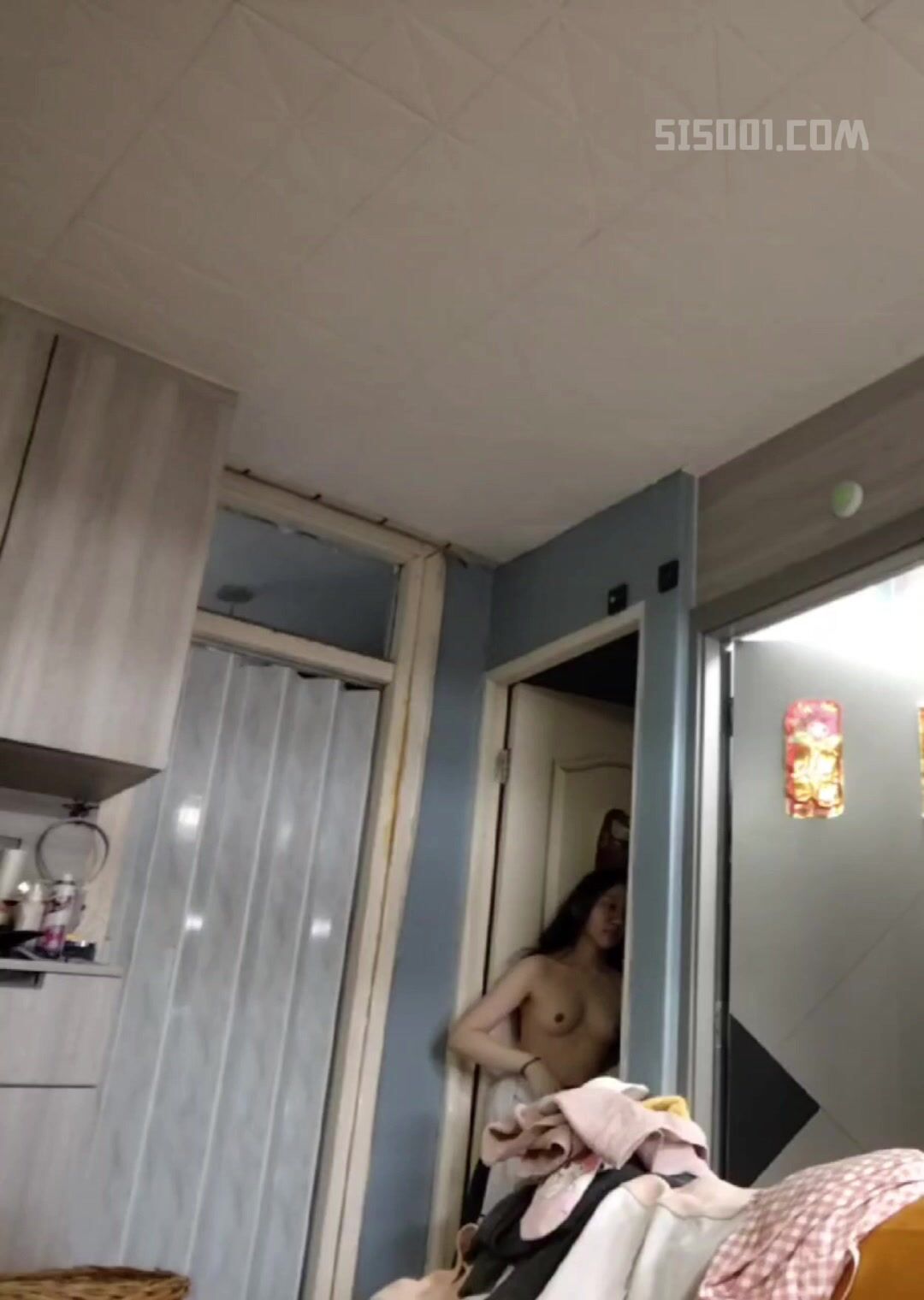 全网首发，七月最新私密小群内部分享。禽兽哥哥用玩具偷拍大一放暑假的妹妹日常换衣服，洗澡。强力推荐1