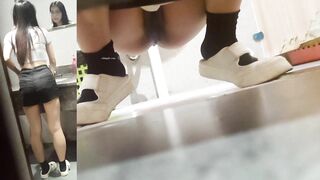 大神潜入学校餐厅女厕全景偷拍 几位漂亮学妹的各种小鲍鱼