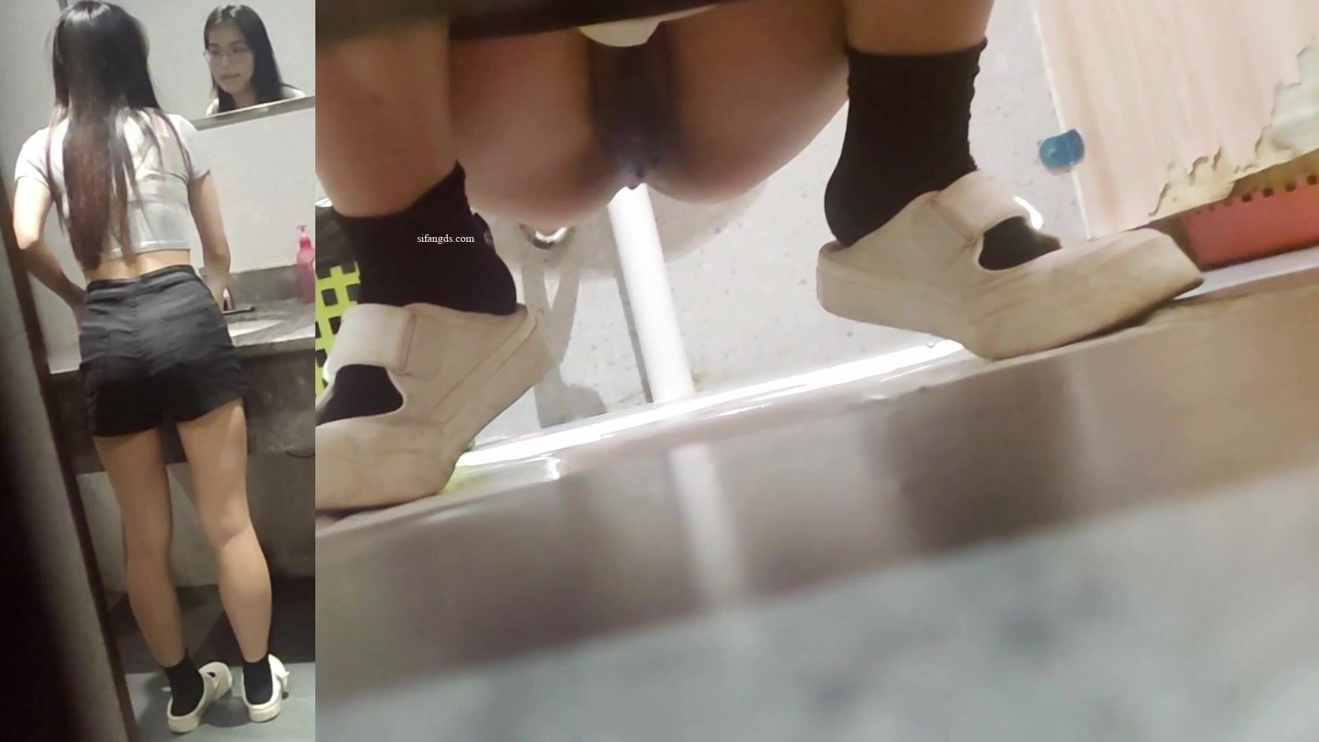 大神潜入学校餐厅女厕全景偷拍 几位漂亮学妹的各种小鲍鱼