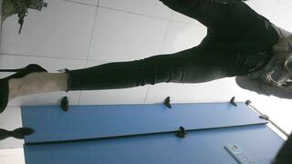 大神潜入商场女厕全景偷拍14位高颜值美女嘘嘘❤️人美B嫩07