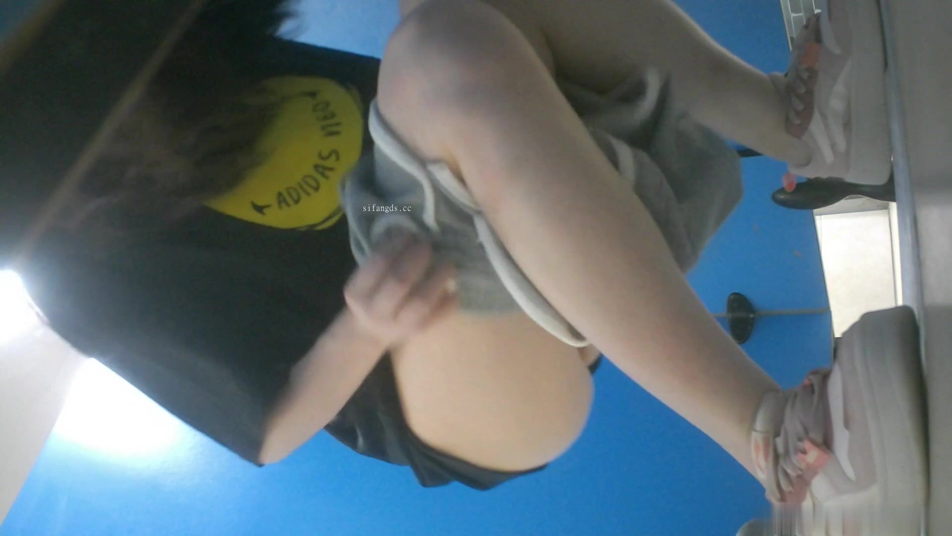 大神潜入商场女厕全景偷拍14位高颜值美女嘘嘘❤️人美B嫩3