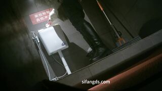 大神潜入餐厅女厕全景偷拍 几位美少妇的极品美鲍鱼0