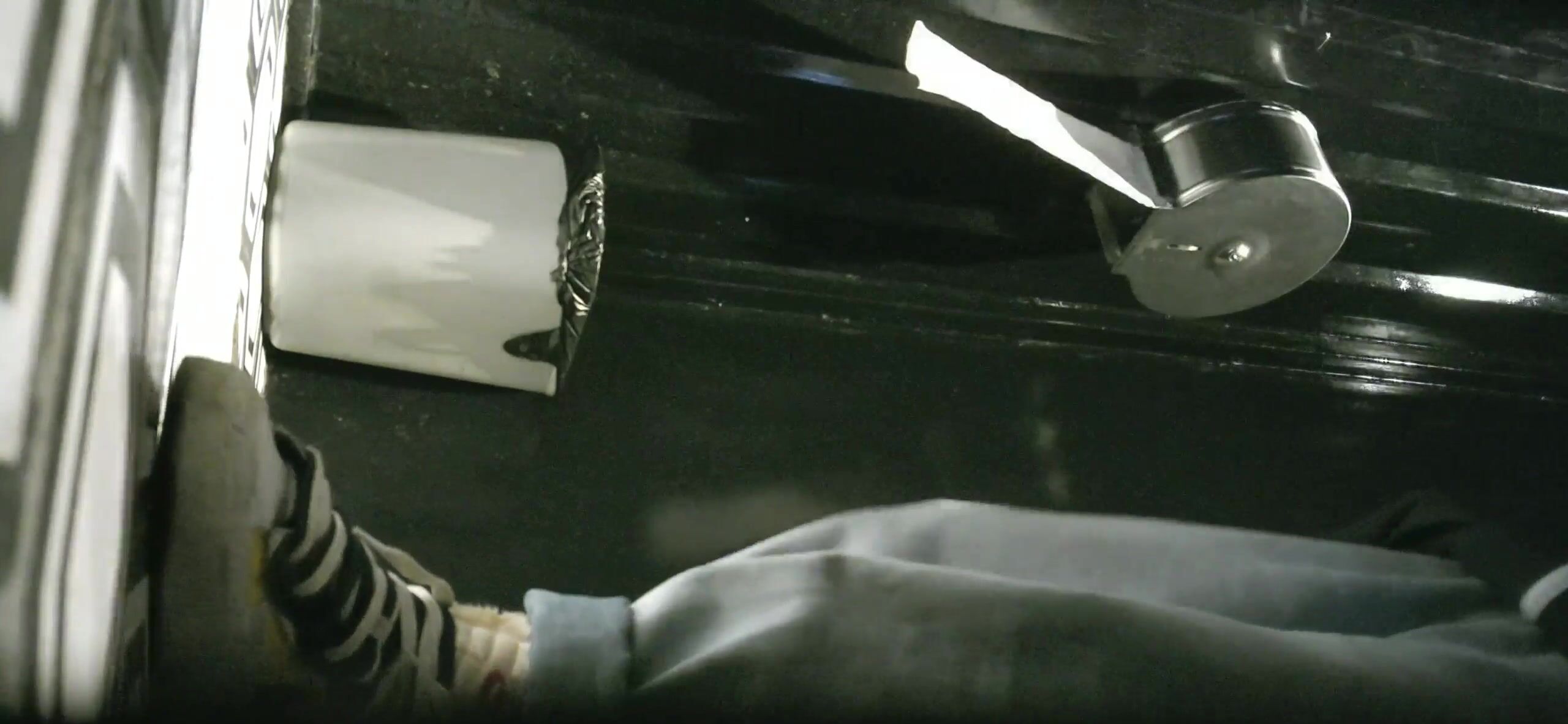 大神潜入KTV女厕偷拍多位极品少妇嘘嘘 竟然还有一对在里面打炮的情侣