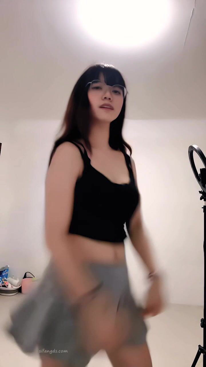 最新福利，反差大奶妹JK裙大擺錘【小六】付費作品，奶子很晃，三點全裸