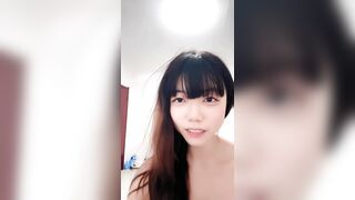 最新福利，反差大奶妹JK裙大擺錘【小六】付費作品，奶子很晃，三點全裸1