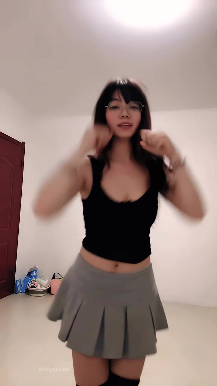 最新福利，反差大奶妹JK裙大擺錘【小六】付費作品，奶子很晃，三點全裸2