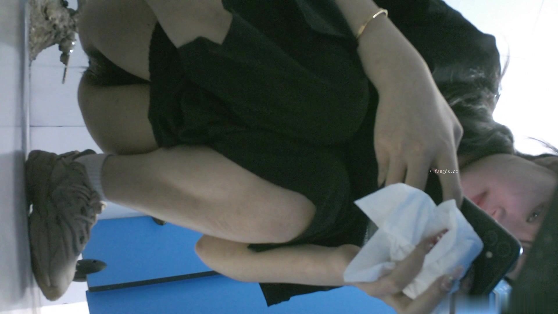 大神潜入商场女厕全景偷拍14位高颜值美女嘘嘘❤️人美B嫩2