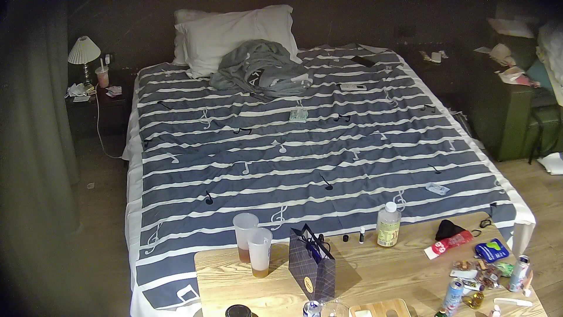 20250907⏩把甜美禦姐上面的嘴喂飽後我拉她上床喂下面的嘴0