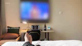 28歲中澳混血網紅露娜媽媽，當空姐走錯房間，不操我不走了