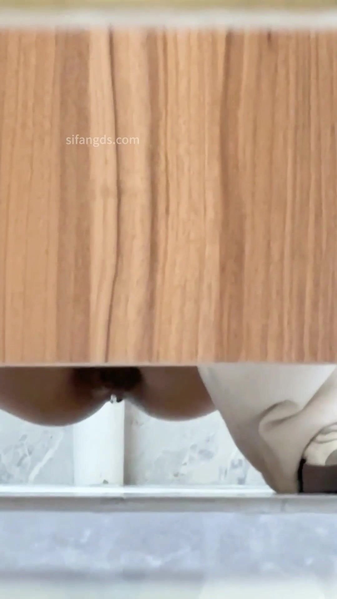 大神潜入办公楼女厕近距离抄底偷拍 5位美女同事的极品嫩鲍鱼