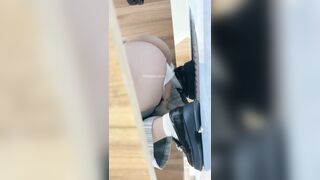 大神潜入办公楼女厕近距离抄底偷拍 5位美女同事的极品嫩鲍鱼2