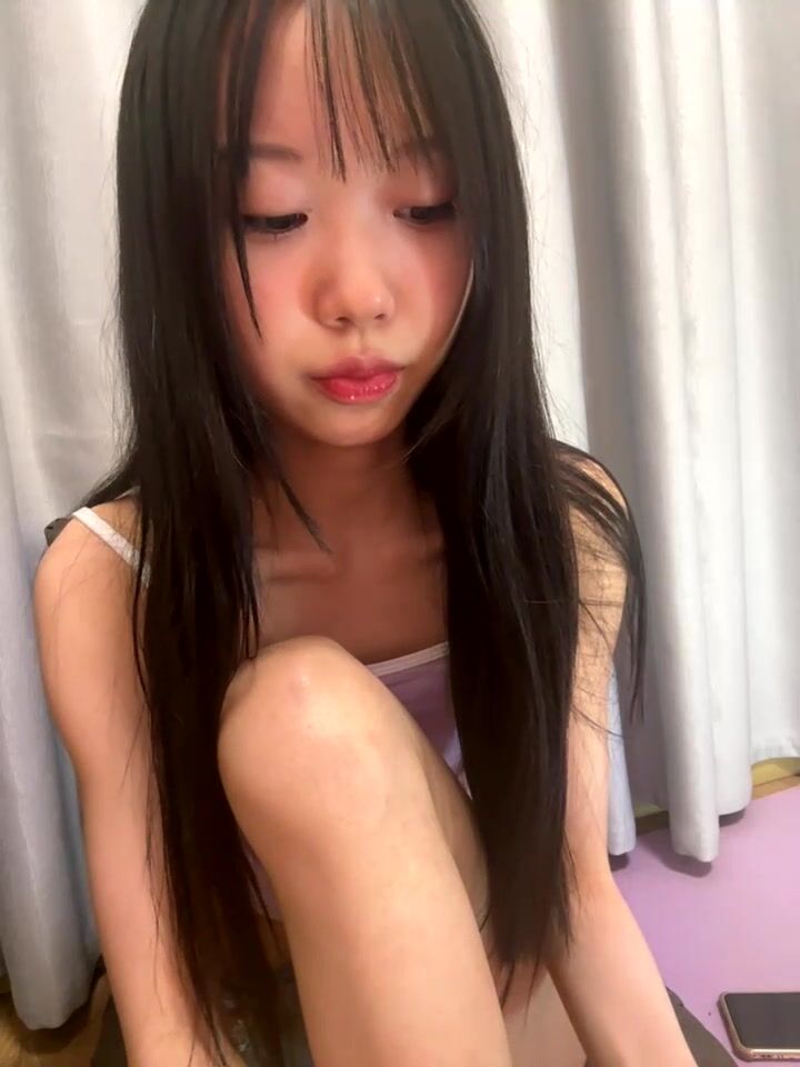 新品福利，嗲聲嗲氣骨感型美少女【xinyu789】高價定制，裸舞跳蛋自慰舔腳BB怼臉3