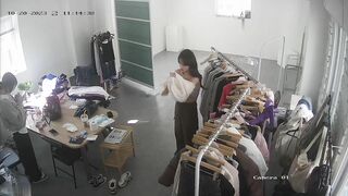 【破解攝像頭】服裝店模特換衣拍照片搞宣傳
