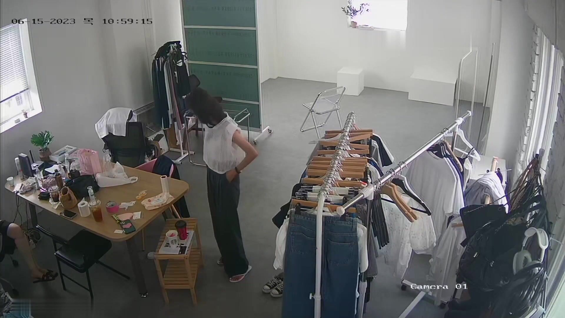 【破解攝像頭】服裝店模特換衣拍照片搞宣傳