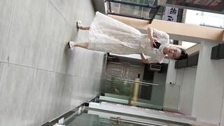 暑假期间返校补习 偷偷尾随值班女老师进女厕偷窥她尿尿看着她的逼毛有QJ的冲动