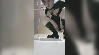 大神潜入商场女厕全景后拍多位美女嘘嘘 各种粉嫩的美鲍鱼完美展示