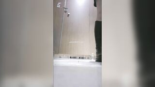 大神潜入商场女厕全景后拍多位美女嘘嘘 各种粉嫩的美鲍鱼完美展示