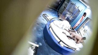 稀有浪漫海岛主题酒店蓝色情趣圆床偷拍❤️富姐少妇和猛男情人度假连干几次中途穿上黑丝