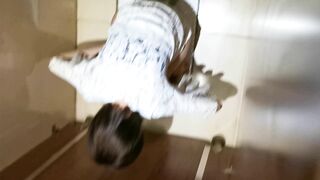 厕拍大神手持闯拍 酒店大堂女厕偷拍几个颜值美女尿尿