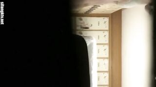 洗浴会所内部员工包内偷放 设备更衣室四处摆放偷拍浴客更衣几个好身材靓妹