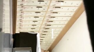 洗浴会所内部员工包内偷放 设备更衣室四处摆放偷拍浴客更衣几个好身材靓妹