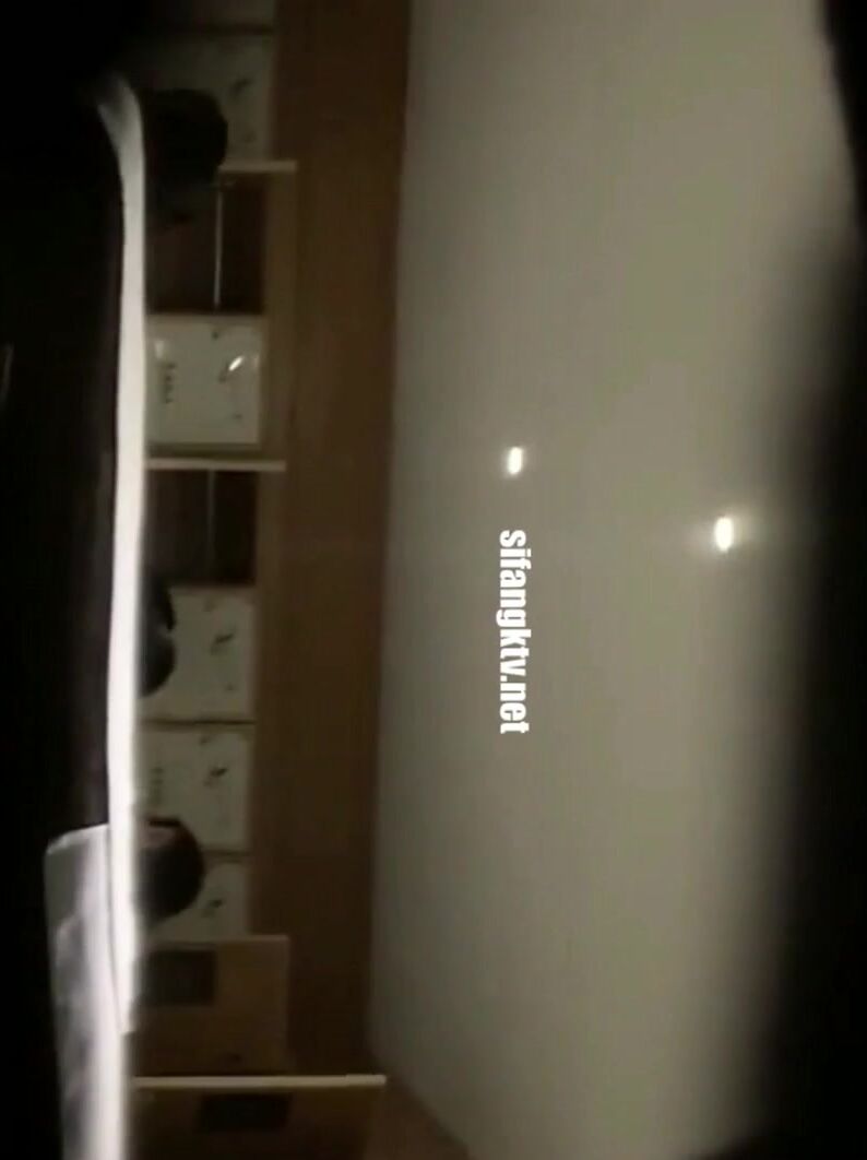 洗浴会所内部员工包内偷放 设备更衣室四处摆放偷拍浴客更衣几个好身材靓妹