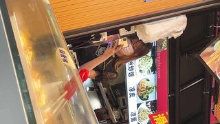 奶茶店一路跟踪抄底不穿内裤的小姐姐 人美B嫩