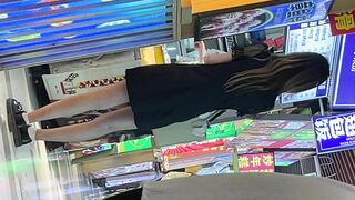 奶茶店一路跟踪抄底不穿内裤的小姐姐 人美B嫩